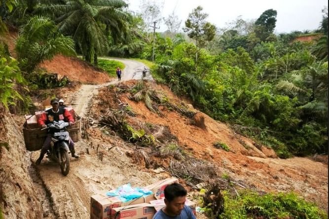 Desa Terisolir Aceh Tamiang Terima Bantuan, PGN Bersama Warga Taklukkan Medan Sulit