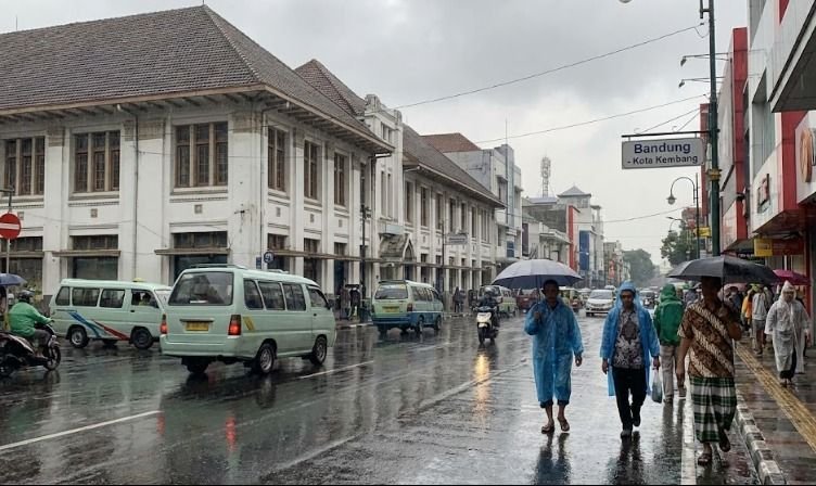 Cuaca Jawa Barat Didominasi Hujan Ringan, Sejumlah Daerah Berpotensi Hujan Petir