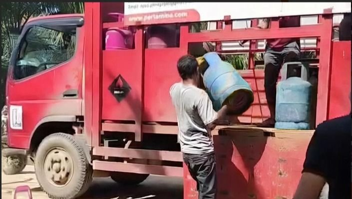 Tabung LPG Diseberangkan dengan Pikul, Distribusi Energi Aceh Tetap Jalan