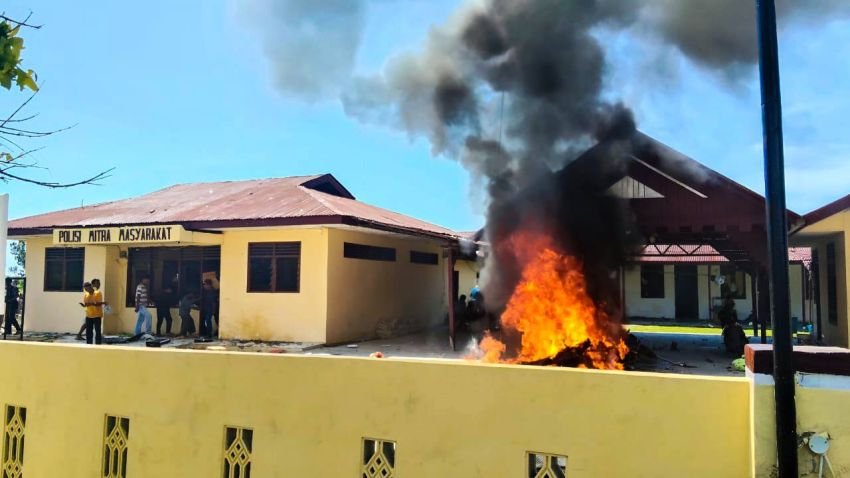 Kekecewaan Warga Berujung Pembakaran Mapolsek Muara Batang Gadis