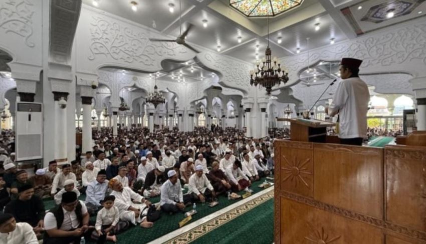 Masjid Raya Baiturrahman Dipenuhi Ribuan Warga, UAS Sebut Bencana Tak Hanya Takdir Tapi Ulah Manusia