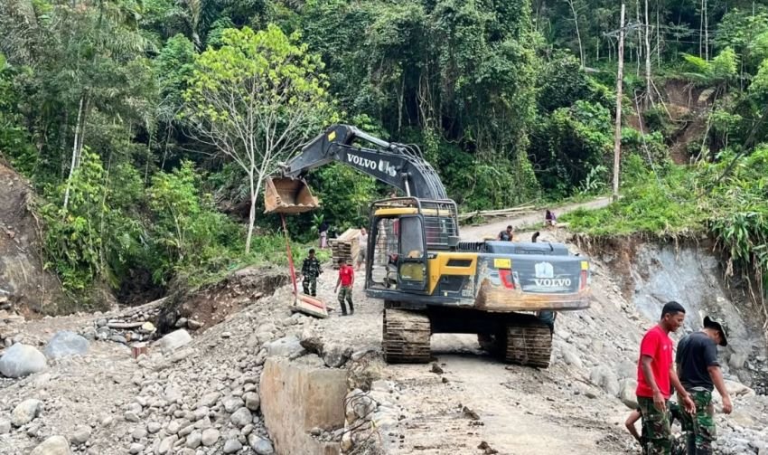 Satgas Yonzipur Pasang Jembatan Bailey untuk Pulihkan Akses Desa Terdampak Banjir di Tapsel