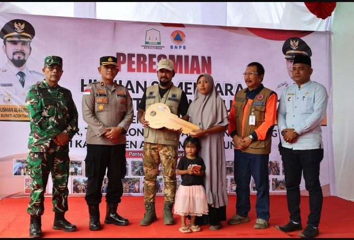 Bupati Aceh Timur Serahkan Kunci Hunian Sementara, Pastikan Bantuan Tepat Sasaran