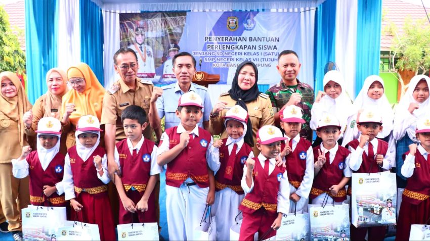Wali Kota Bandar Lampung Bagikan Perlengkapan Sekolah untuk SD dan SMP, Orang Tua Terbantu!