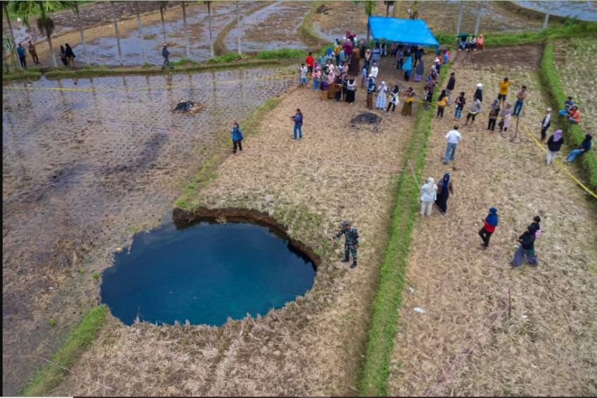 Muncul Sinkhole di Sumbar, BRIN Jelaskan Risiko dan Bahaya Air di Dalamnya