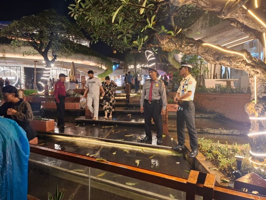 Polri Tetap Hadir dan Humanis, Patroli Jalan Kaki di Mall Beachwalk Bali Berjalan Meski Diguyur Hujan