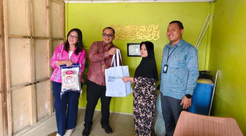 BRI Salurkan Bantuan Sembako untuk Nasabah dan Agen BRILink Terdampak Banjir di Tapanuli Selatan