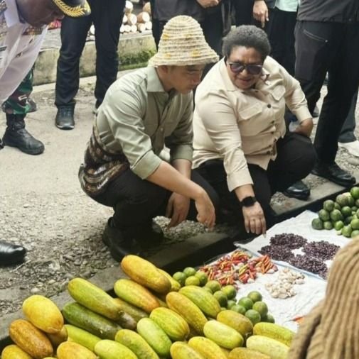 Wapres Gibran Borong Noken dan Sayur di Pasar Potikelek, Mama-Mama Papua Minta Modal Usaha