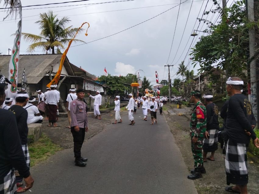 Babinsa Desa Beringkit Belayu Kawal Upacara Piodalan di Pura Dalem Batan Waru, Situasi Tetap Kondusif
