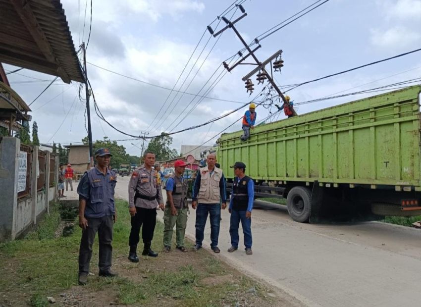 Tiang Listrik Rubuh Diterjang Angin Kencang di Way Lunik, Tak Ada Korban Jiwa
