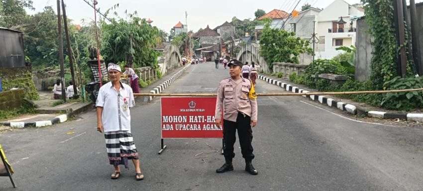 Bhabinkamtibmas Amankan Upacara Bulan Pitung Dine di Banjar Kehen Denpasar
