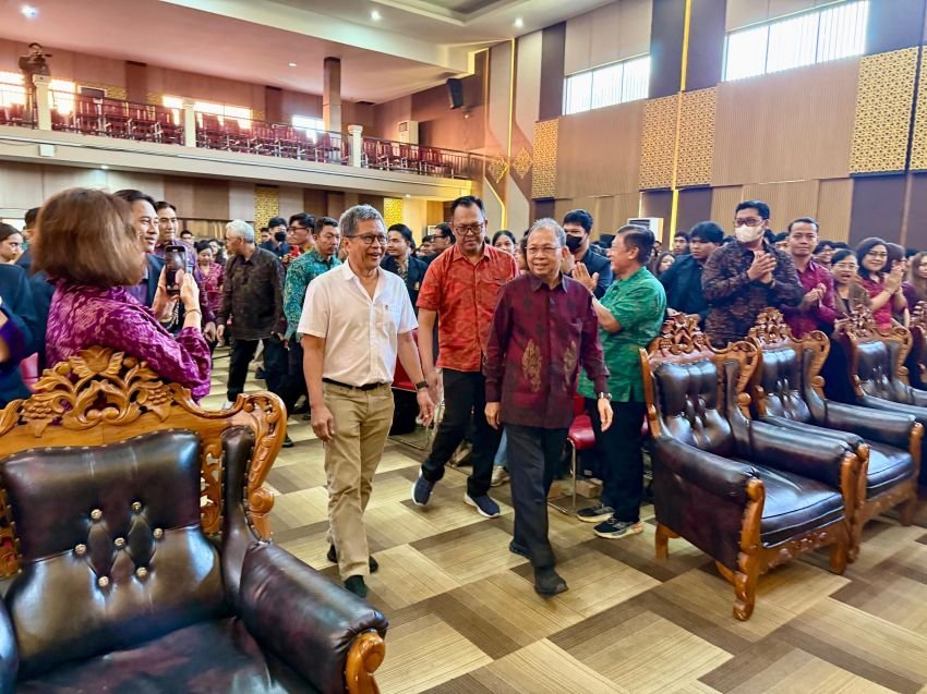 Gubernur Koster Hadiri Kuliah Umum Rocky Gerung di Unmas, Dukung Mahasiswa Manfaatkan AI Tanpa Tinggalkan Budaya Lokal