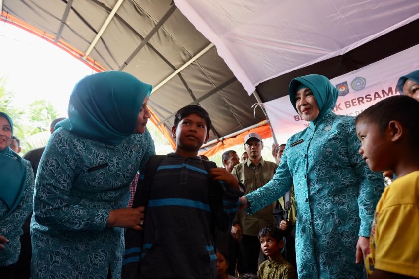 Kak Na Dampingi Ketua TP PKK Pusat Salurkan Bantuan untuk Korban Bencana di Gampong Sah Raja: Kasur, Kompor Gas, dan Al-Qur&rsquo;an Dibagikan