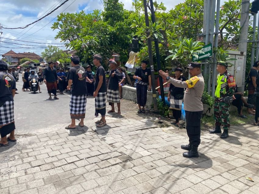 Polri-TNI Bersinergi dengan Pecalang Jaga Kelancaran Prosesi Ngaben di Banjar Kebonkuri Lukluk