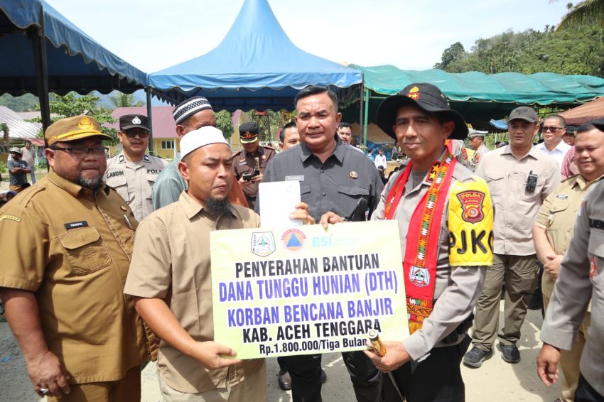 Kapolda Aceh Serahkan Bantuan Kasur dan Dana Tunggu Hunian untuk Korban Banjir Ketambe