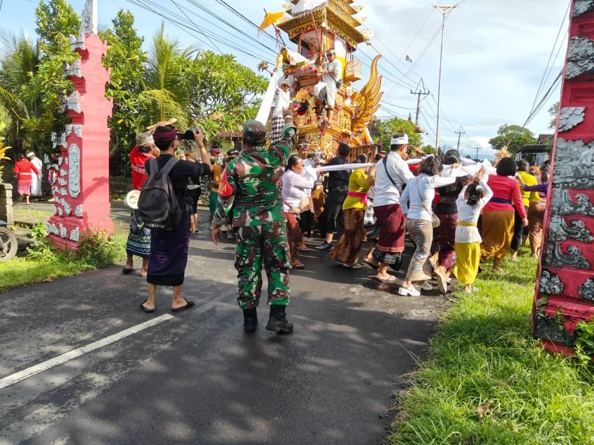 Pelestarian Budaya Bali, Babinsa Desa Belumbang Hadiri dan Amankan Prosesi Ngaben