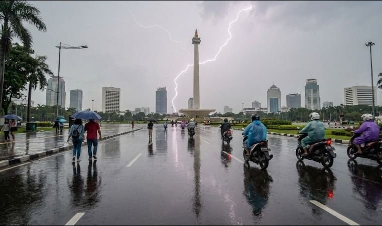 Hujan Ringan hingga Petir Berpotensi Guyur Seluruh Wilayah Jakarta Hari Ini