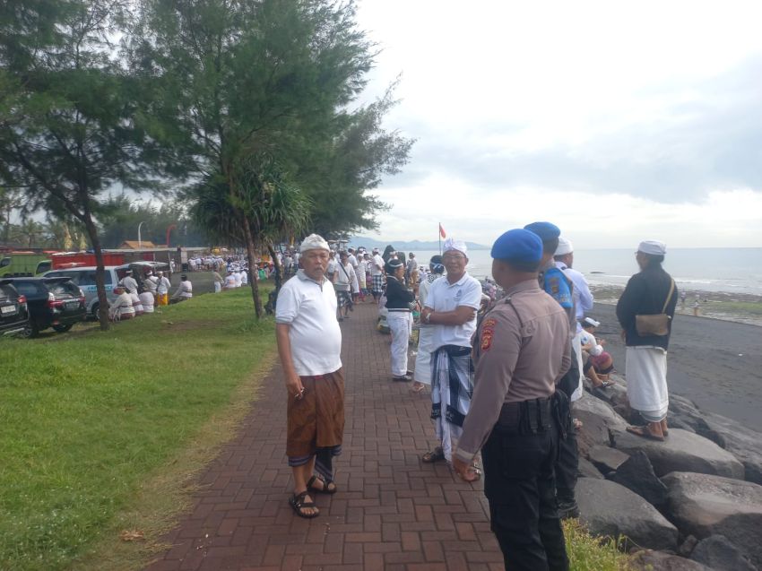 Humanis, Satpolairud Gianyar Ingatkan Warga soal Keselamatan dan Kebersihan Pantai
