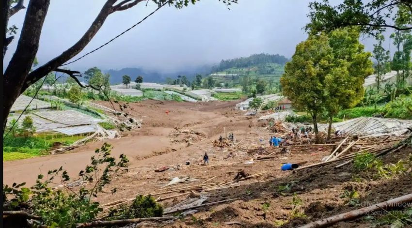 Tim SAR Cari 82 Warga Tertimbun Longsor di Cisarua, Bandung Barat