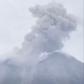 Gunung Semeru Erupsi 79 Kali, Warga Diminta Waspada Banjir Lahar