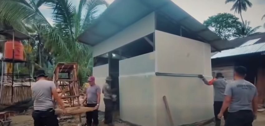 Banjir dan Longsor Tapsel, Brimob Polda Sumut Hadir dengan Fasilitas MCK dan Bantuan Logistik