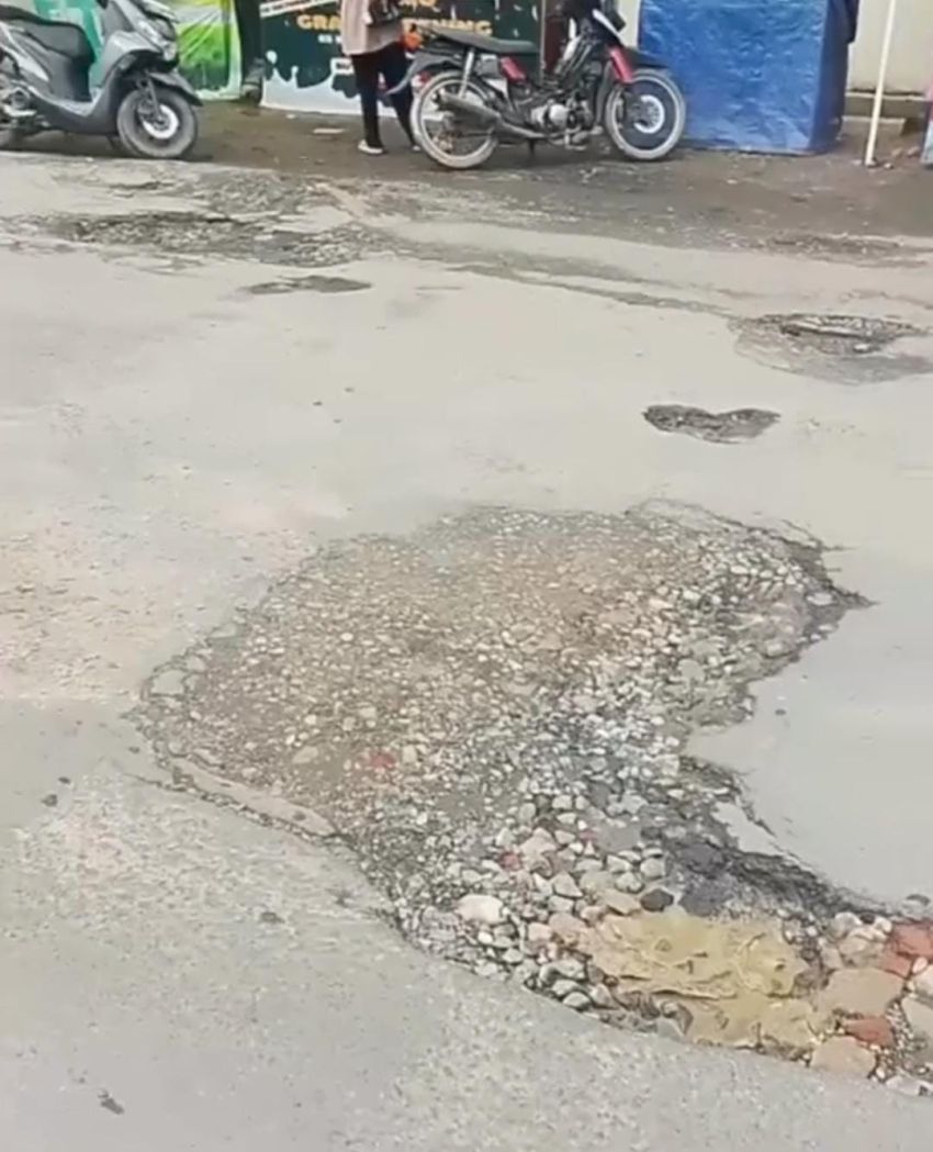 Jalan Letkol H. Endro Suratmin Bandar Lampung Rusak Parah, Warga Desak Perbaikan