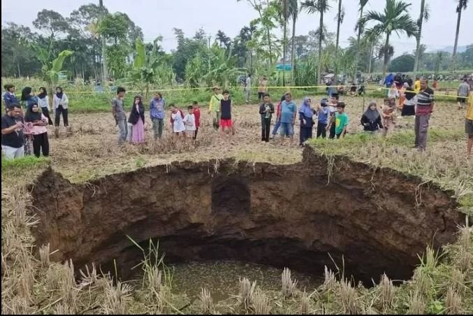 Waspada! Pergerakan Tanah Terus Terjadi di Sinkhole Sumbar, Warga Diminta Menjauh