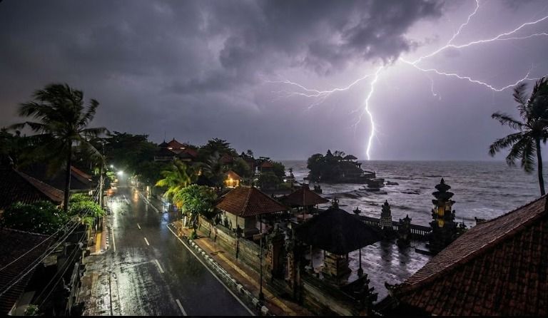 Hujan Petir Berpotensi Guyur Hampir Seluruh Wilayah Bali