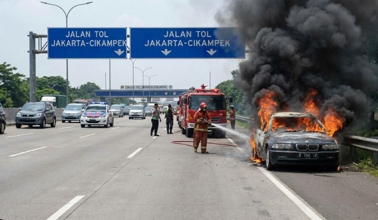 Mobil Terbakar di Tol JORR, Pengemudi Selamat Berkat Reaksi Cepat
