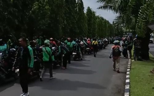 Ratusan Pengemudi Ojol Tagih Janji Presiden soal Perpres Transportasi Online