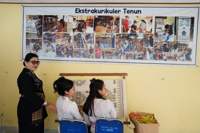 Ny. Putri Suastini Koster Bagikan Inspirasi Hidup, Sastra, dan Teater untuk Generasi Muda di SMAN 1 Rendang