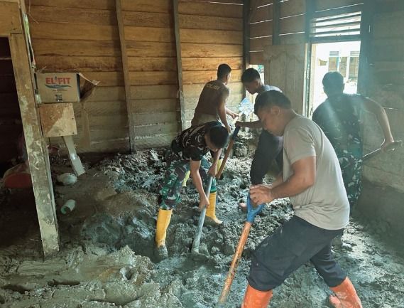 Kerja Bakti Tanpa Lelah, Brimob Polda Sumut Pulihkan Rumah dan Masjid Pascabencana di Tapanuli Selatan