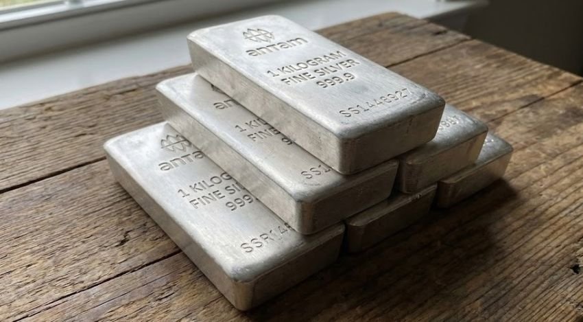 Saat Emas Antam Turun Rp 16.000 per Gram, Harga Perak Justru Naik Tajam di Awal 2026