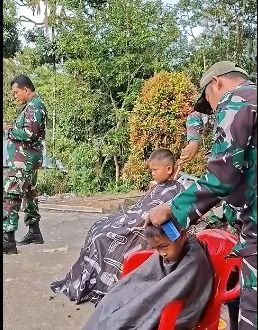 TNI Fasilitasi Cukur Rambut Gratis Anak Pengungsi Bencana di Tapanuli Utara