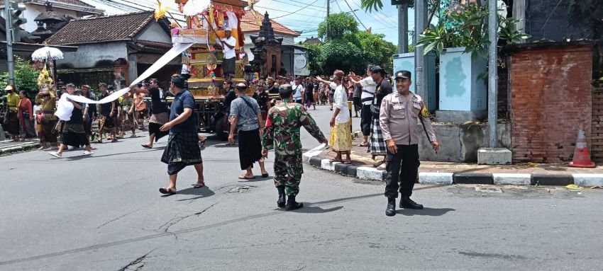 Sinergi Polri-TNI-Pecalang, Dua Prosesi Ngaben di Denpasar Timur Berjalan Aman dan Khidmat