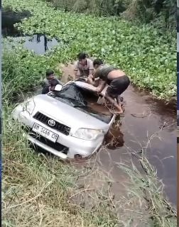 Kecelakaan Minibus di Pelalawan, Dua Pegawai BUMD Meninggal Dunia Setelah Mobil Terjun ke Parit