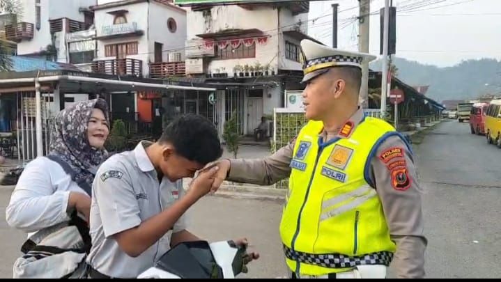 Kasat Lantas Padangsidimpuan Edukasi Pengendara Motor, Utamakan Keselamatan di Jalan Raya