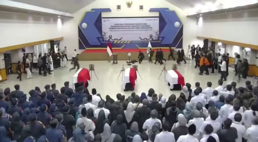 Menteri KKP Sakti Wahyu Trenggono Pingsan Saat Upacara Pemakaman Korban Pesawat ATR 42-500