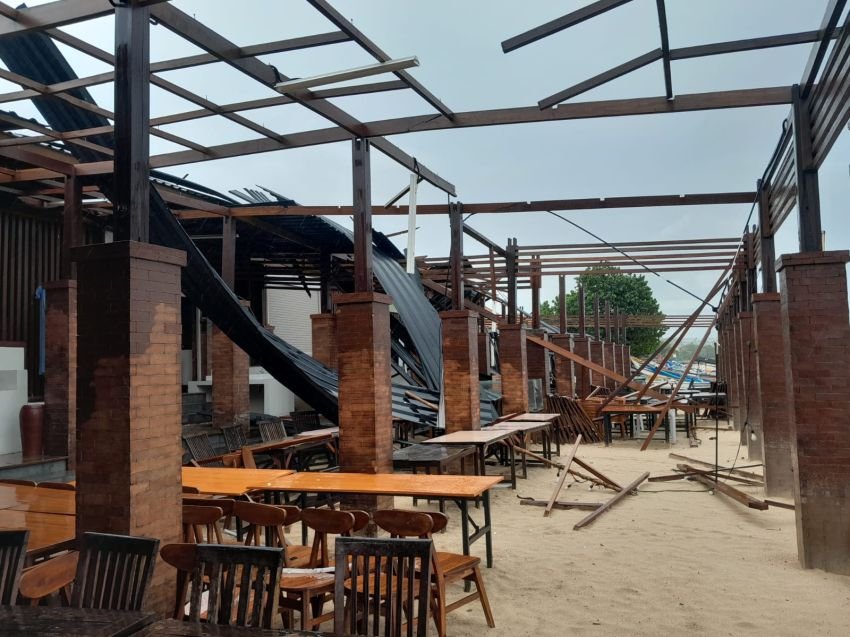 Polsek Kuta Selatan Turun Tangan, Pastikan Keamanan Pasca Angin Kencang di Jimbaran