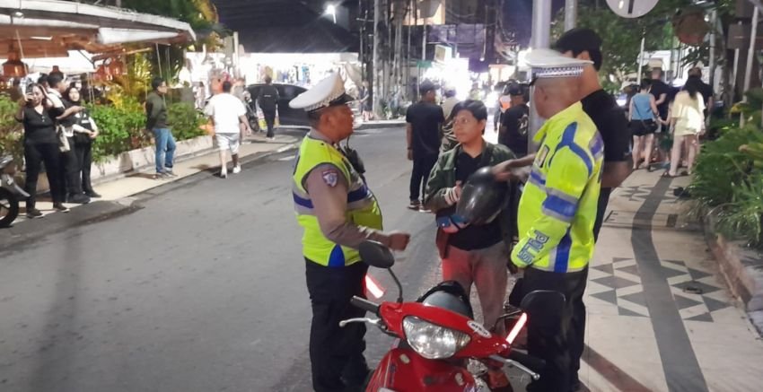 Polsek Kuta Tertibkan Ojek Online dan Pengendara Motor di Simpang Melasti