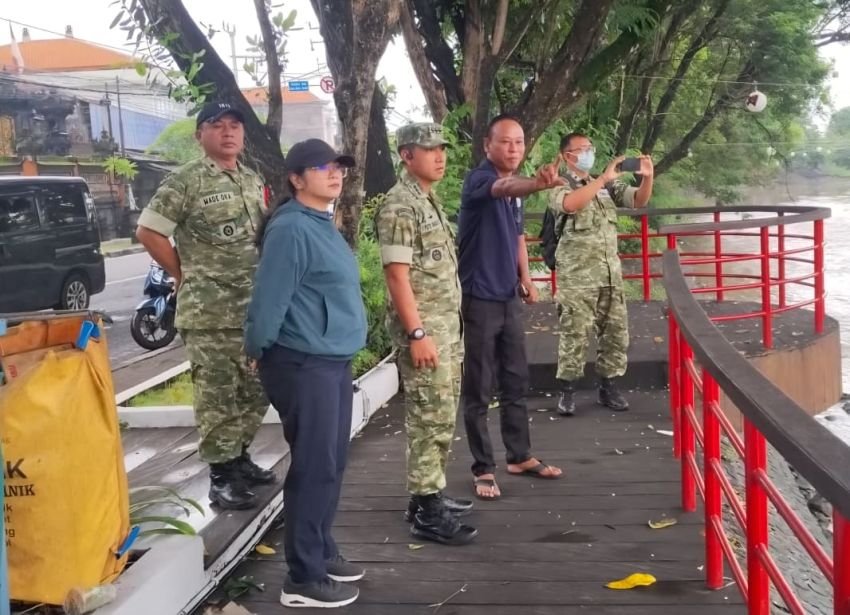 Dandim 1611/Badung Bersama Dinas PU Pastikan Akses Warga Denpasar Pulih Pasca Banjir