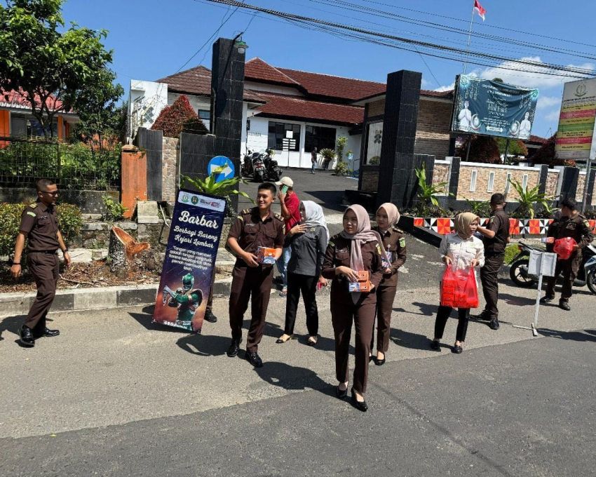 Program BARBAR Kejari Lampung Barat Salurkan Dana Sukarela Pegawai untuk Warga
