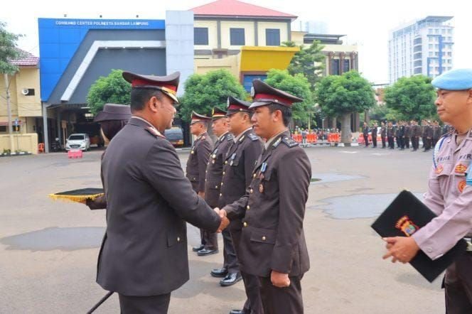 57 Personel Polresta Bandar Lampung Terima Tanda Kehormatan Satya Lencana, Ini Pesan Kapolresta