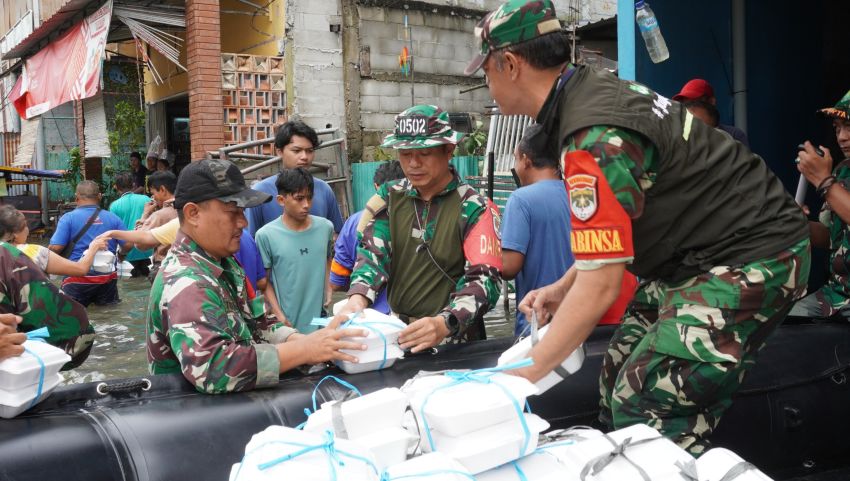 Kapuk Muara Terendam Banjir, Kodim 0502/Jakarta Utara Sigap Salurkan Bantuan dan Layani Kesehatan Warga