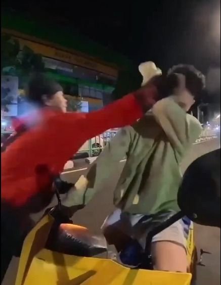 Viral! Sejoli Naik Motor Bawa Bayi Sambil Merokok, Ditegur Malah Ngamuk