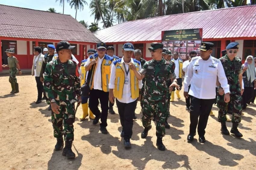 Wakil Bupati Tapteng Dampingi Kasum TNI Tinjau SDN Hutanabolon 2 dan Jembatan Aramco