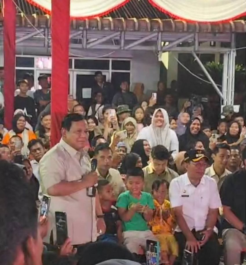 Prabowo Rayakan Tahun Baru Bersama Warga Batu Hula: Kami Dipilih Rakyat, Malam Ini Bersama Rakyat