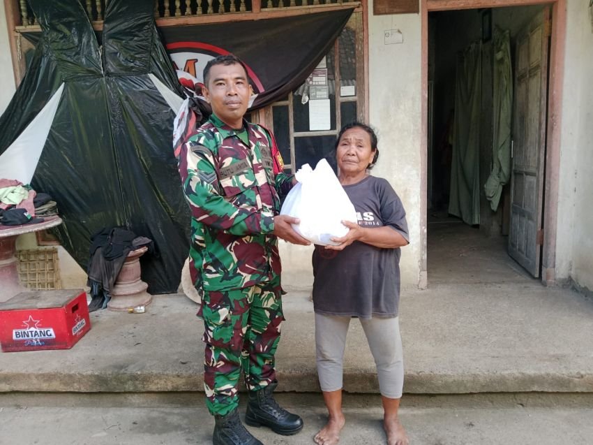 Babinsa Koramil Kerambitan Distribusikan Sembako kepada Warga Desa Tibubiu