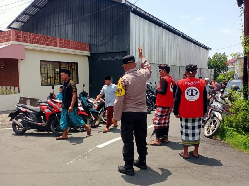 Bhabinkamtibmas dan Pecalang Pastikan Kegiatan Keagamaan Desa Pemecutan Kaja Aman dan Tertib