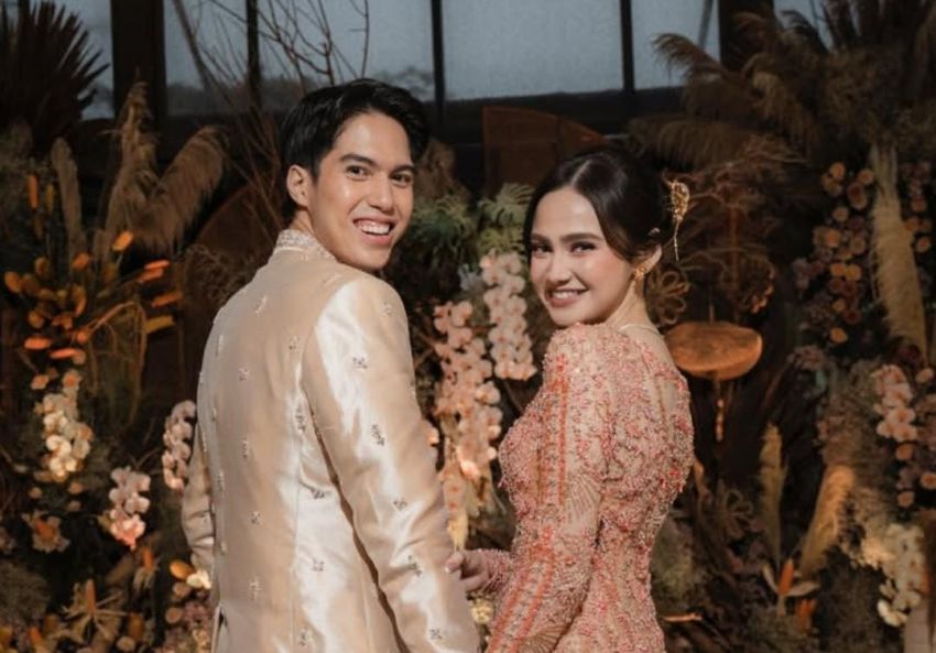 Romantis dan Penuh Haru, El Rumi dan Syifa Hadju Resmi Bertunangan